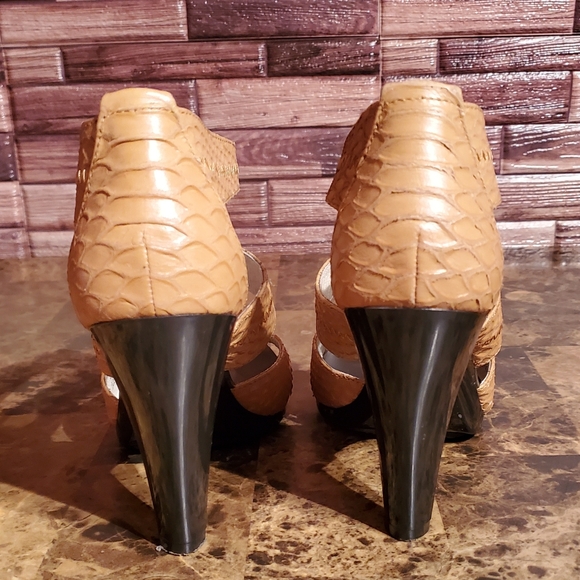 Michael Kors Berkley T Strap Peanut Embossed Sandals - Picture 5 of 9